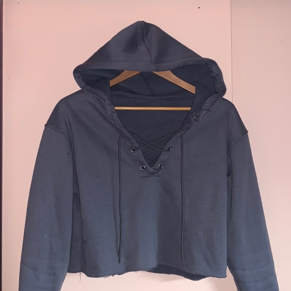 CROPPED HOODIE W LACE UP DRAWSTRING 🤍